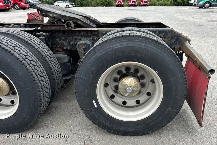 image for item DV5867 2000 Volvo VNL semi truck