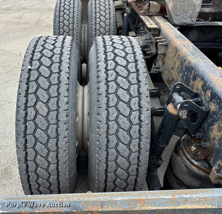 image for item DV5867 2000 Volvo VNL semi truck