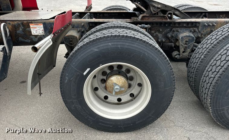 image for item DV5867 2000 Volvo VNL semi truck