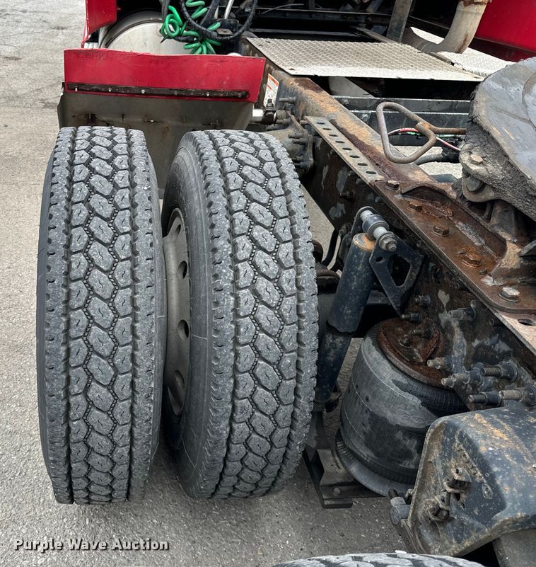 image for item DV5867 2000 Volvo VNL semi truck