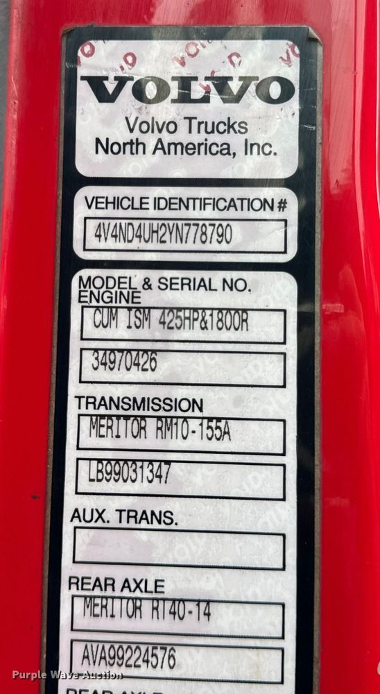 image for item DV5867 2000 Volvo VNL semi truck