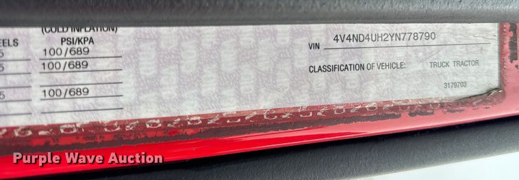 image for item DV5867 2000 Volvo VNL semi truck