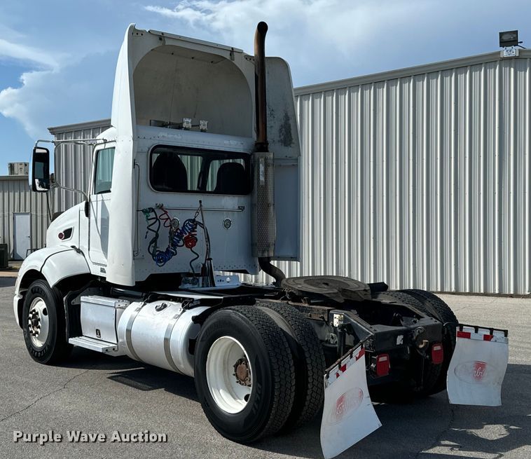 image for item DX1080 2012 Peterbilt 384 semi truck
