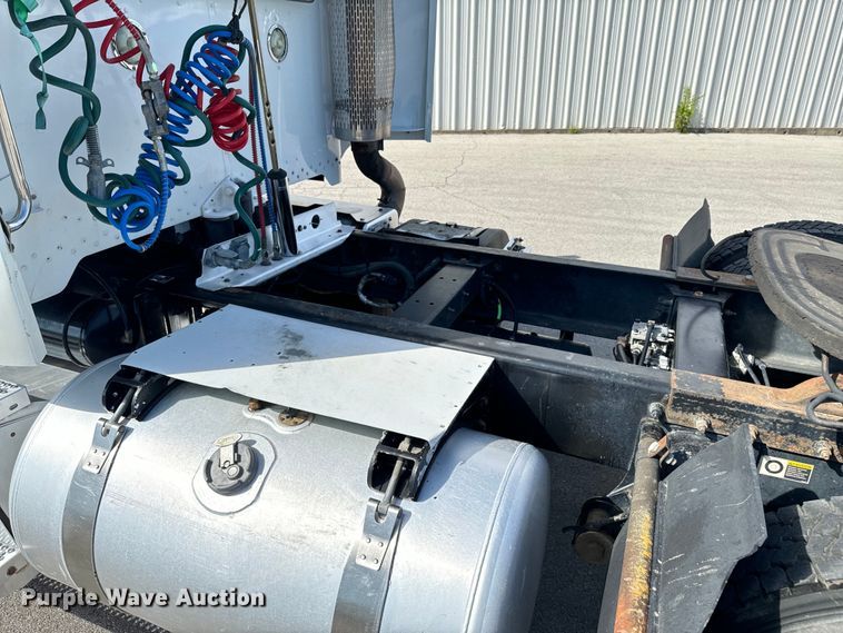 image for item DX1080 2012 Peterbilt 384 semi truck