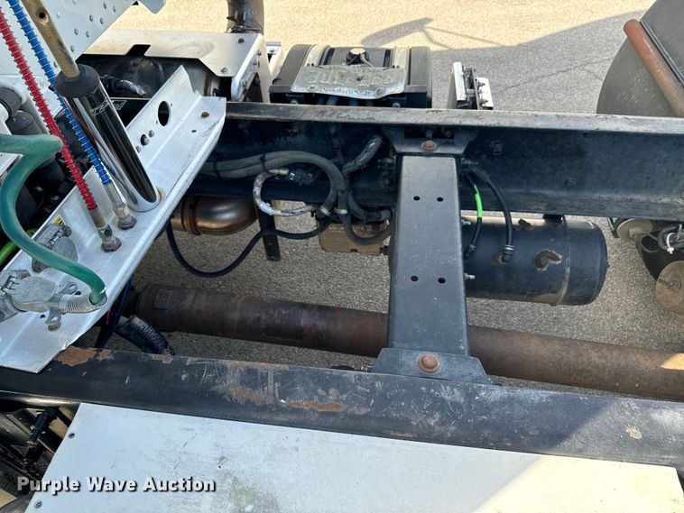 image for item DX1080 2012 Peterbilt 384 semi truck