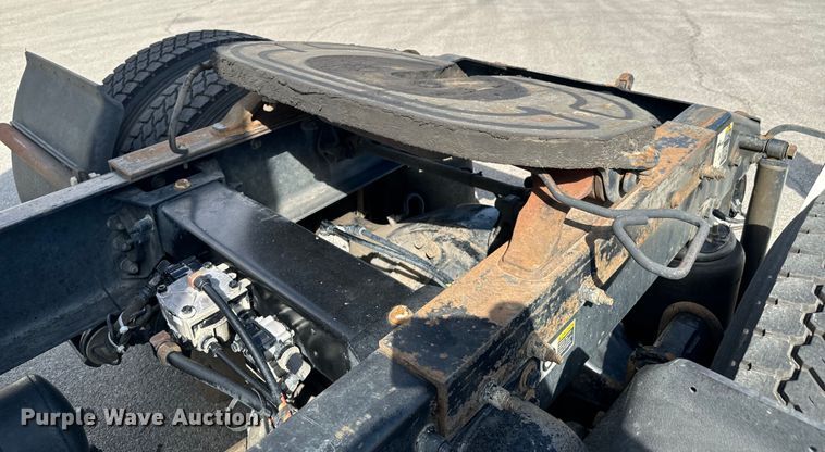 image for item DX1080 2012 Peterbilt 384 semi truck