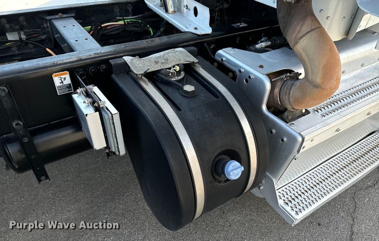 image for item DX1080 2012 Peterbilt 384 semi truck