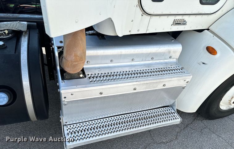 image for item DX1080 2012 Peterbilt 384 semi truck