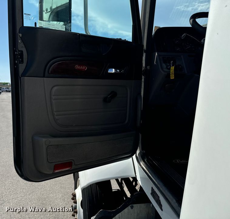 image for item DX1080 2012 Peterbilt 384 semi truck