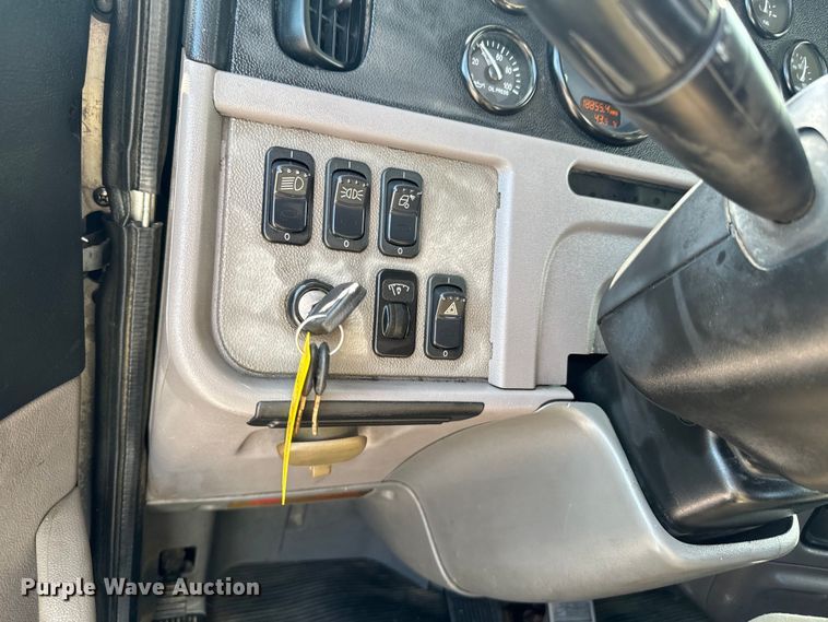 image for item DX1080 2012 Peterbilt 384 semi truck