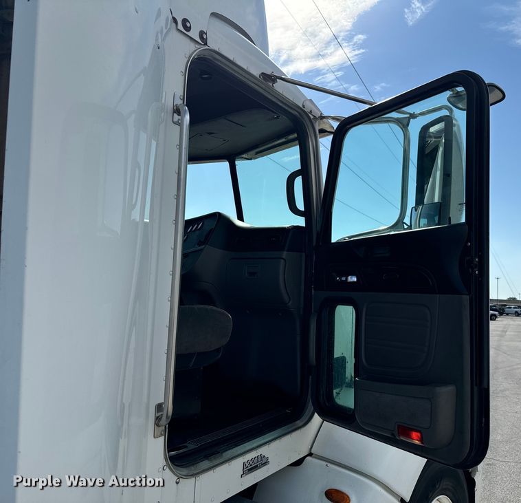 image for item DX1080 2012 Peterbilt 384 semi truck