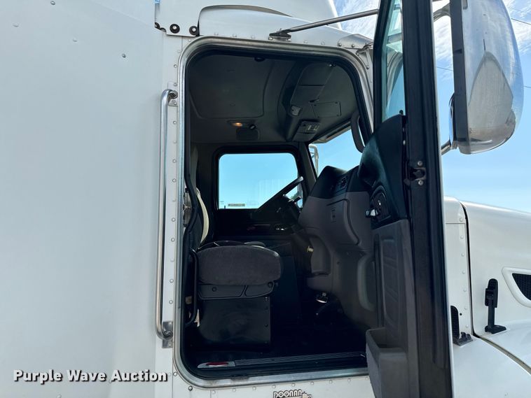 image for item DX1080 2012 Peterbilt 384 semi truck