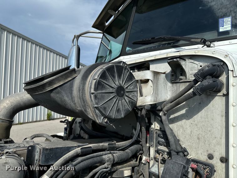 image for item DX1080 2012 Peterbilt 384 semi truck