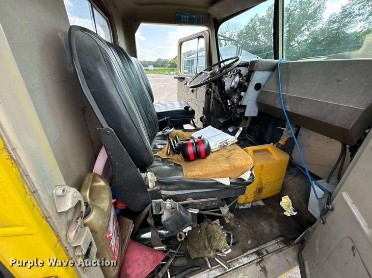 image for item DX1099 1975 White Western Star semi truck