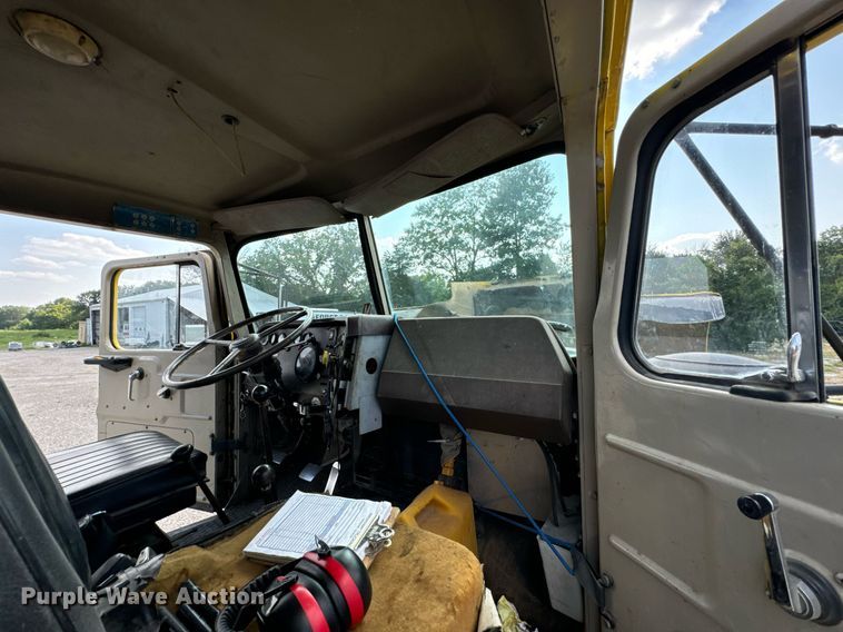 image for item DX1099 1975 White Western Star semi truck