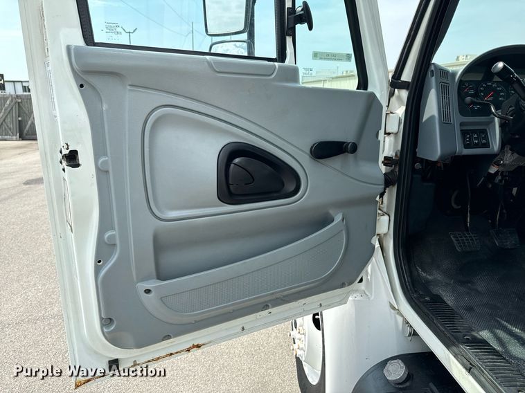 image for item DX1143 2007 International 4400 box truck