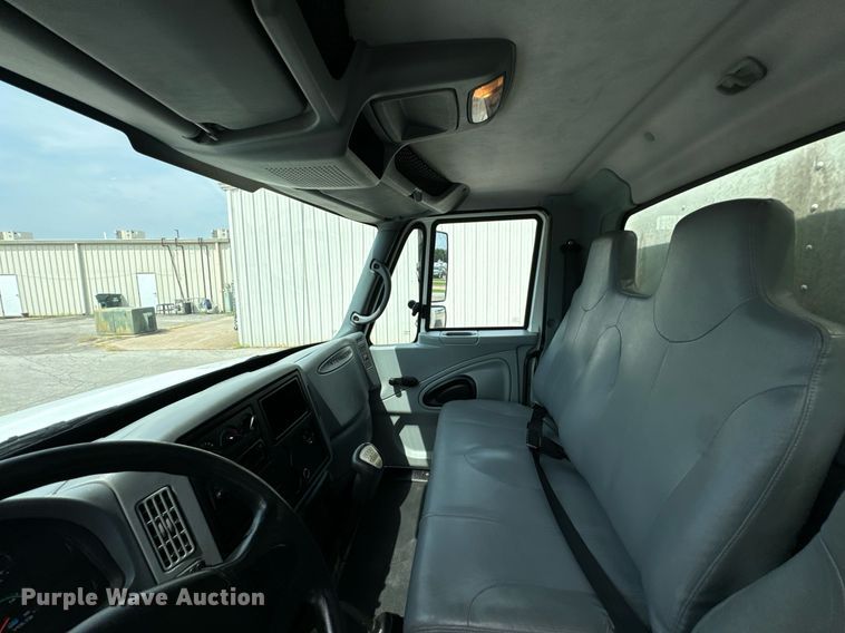 image for item DX1143 2007 International 4400 box truck