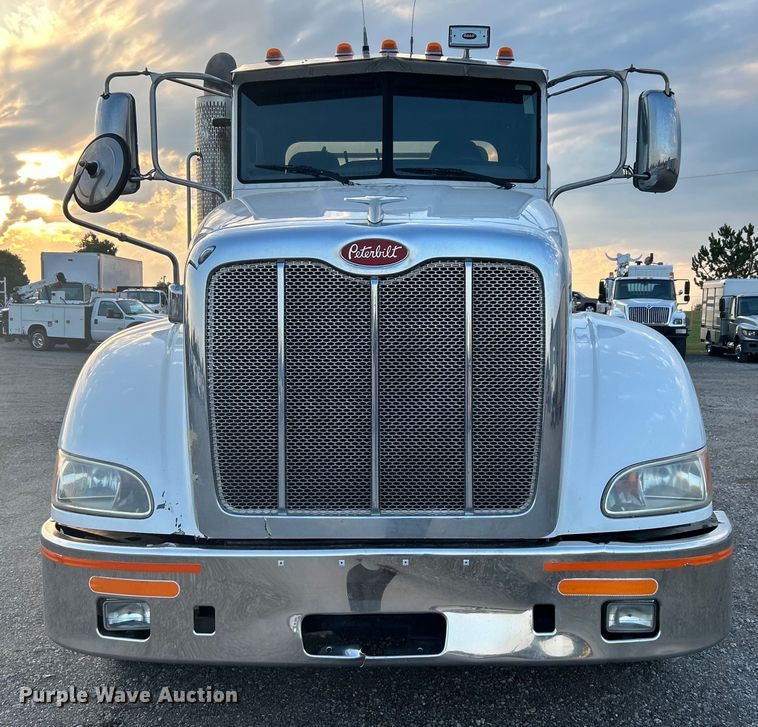image for item EG0810 2010 Peterbilt  386 semi truck
