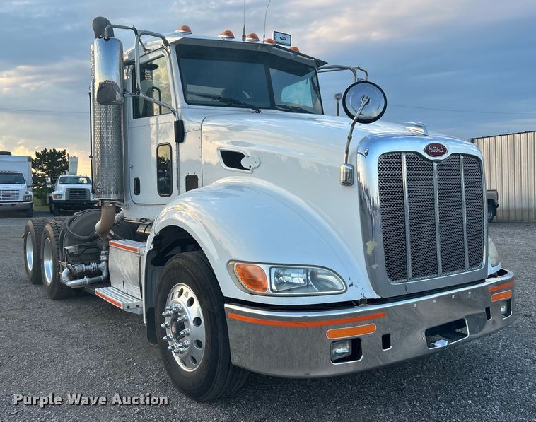 image for item EG0810 2010 Peterbilt  386 semi truck