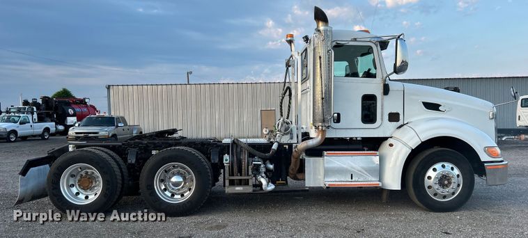image for item EG0810 2010 Peterbilt  386 semi truck