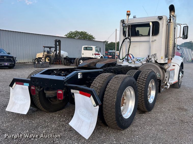 image for item EG0810 2010 Peterbilt  386 semi truck