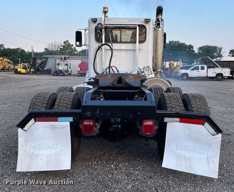 image for item EG0810 2010 Peterbilt  386 semi truck