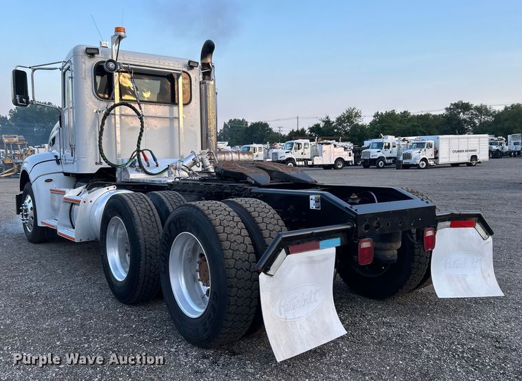 image for item EG0810 2010 Peterbilt  386 semi truck