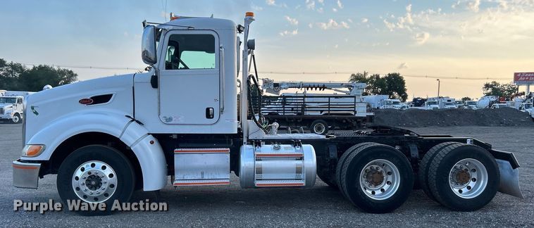 image for item EG0810 2010 Peterbilt  386 semi truck