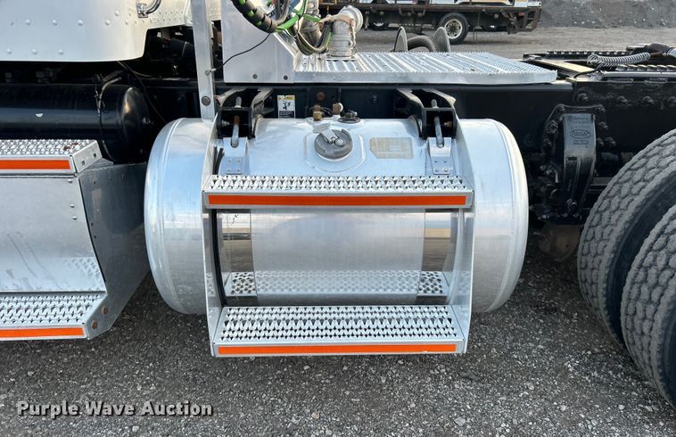 image for item EG0810 2010 Peterbilt  386 semi truck