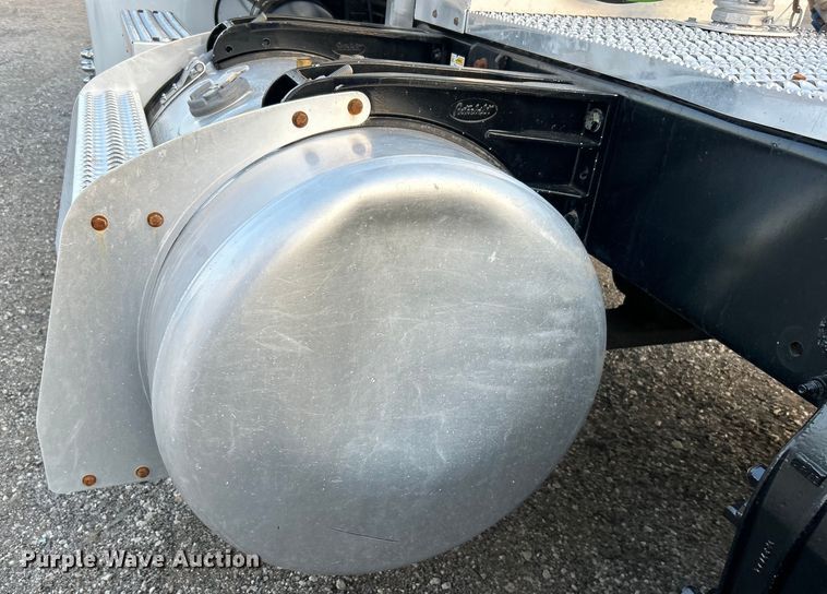 image for item EG0810 2010 Peterbilt  386 semi truck