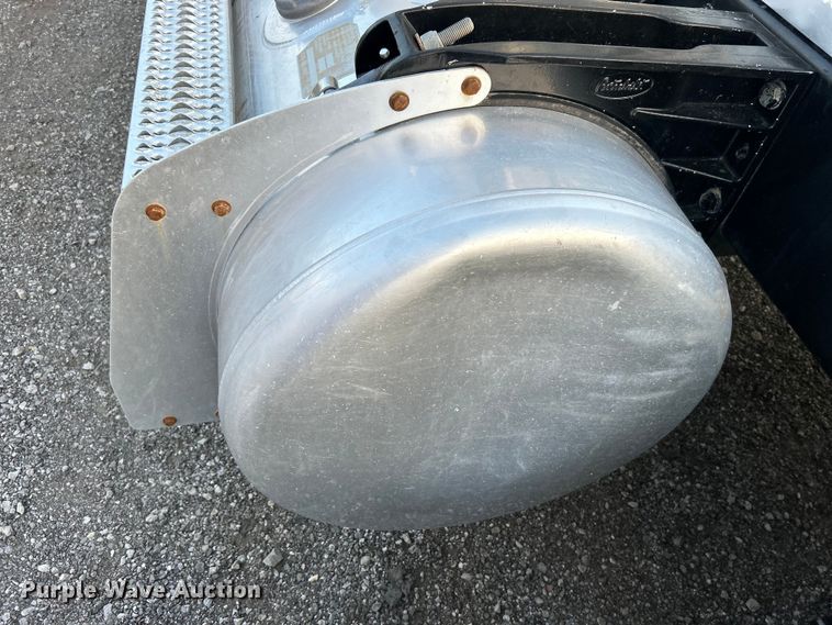 image for item EG0810 2010 Peterbilt  386 semi truck