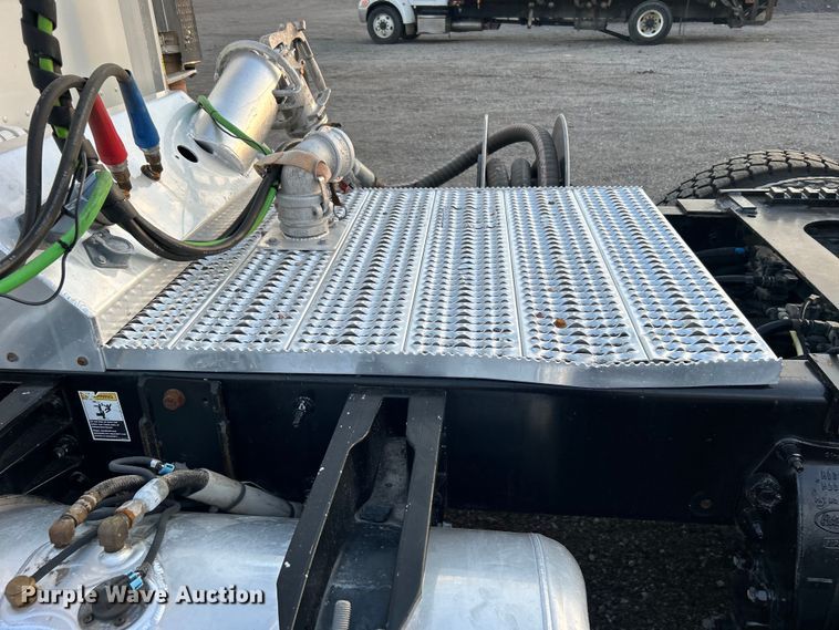 image for item EG0810 2010 Peterbilt  386 semi truck