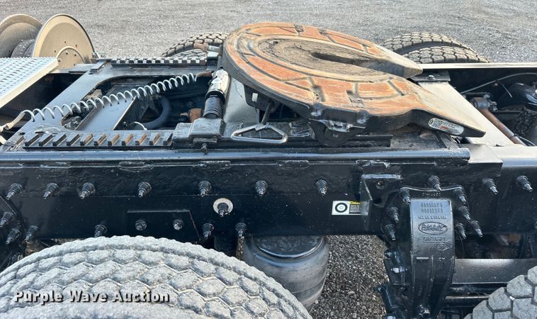 image for item EG0810 2010 Peterbilt  386 semi truck