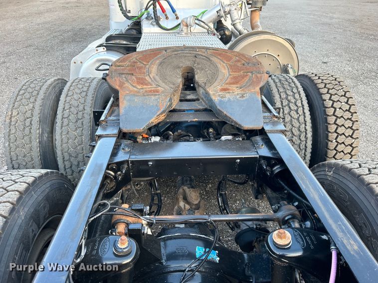 image for item EG0810 2010 Peterbilt  386 semi truck