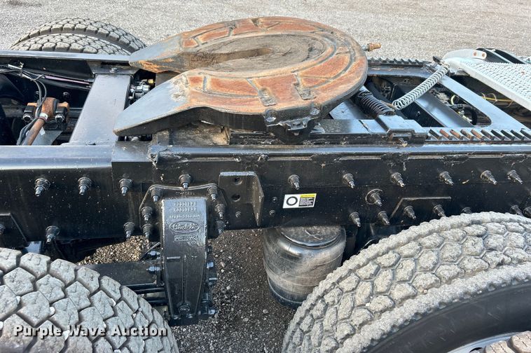 image for item EG0810 2010 Peterbilt  386 semi truck