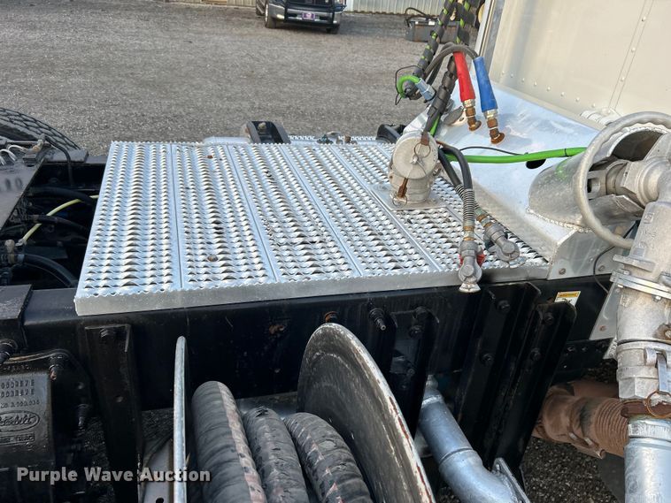 image for item EG0810 2010 Peterbilt  386 semi truck