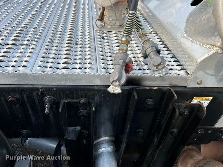 image for item EG0810 2010 Peterbilt  386 semi truck