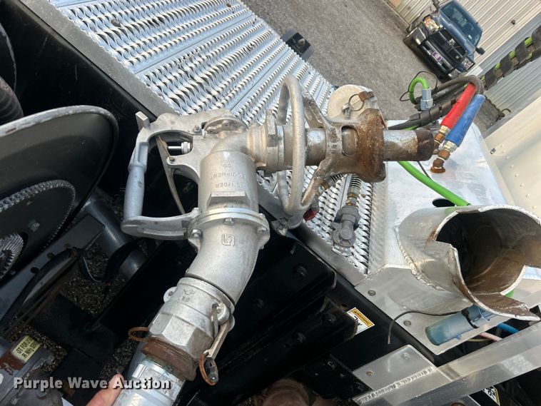 image for item EG0810 2010 Peterbilt  386 semi truck