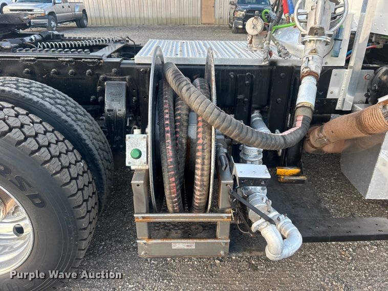 image for item EG0810 2010 Peterbilt  386 semi truck