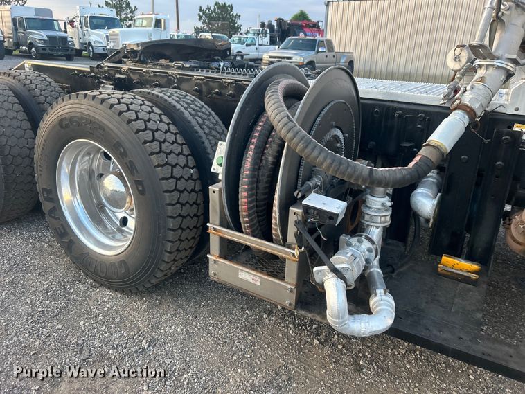 image for item EG0810 2010 Peterbilt  386 semi truck