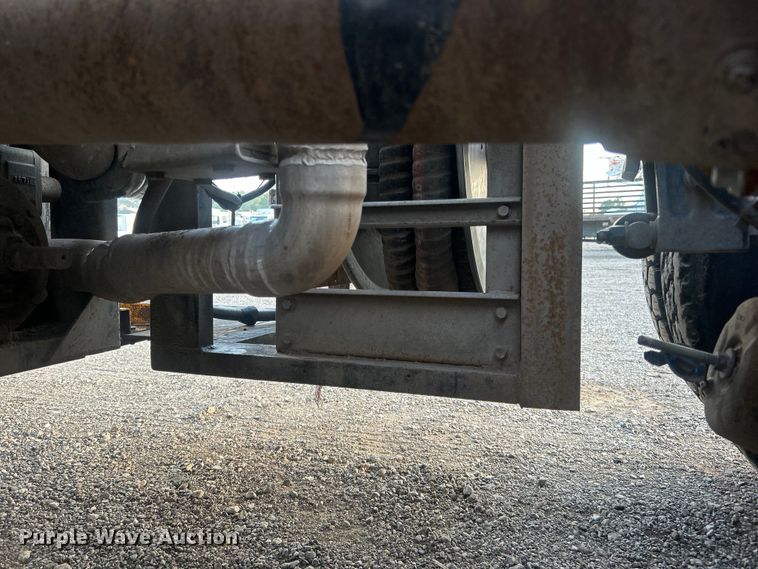 image for item EG0810 2010 Peterbilt  386 semi truck