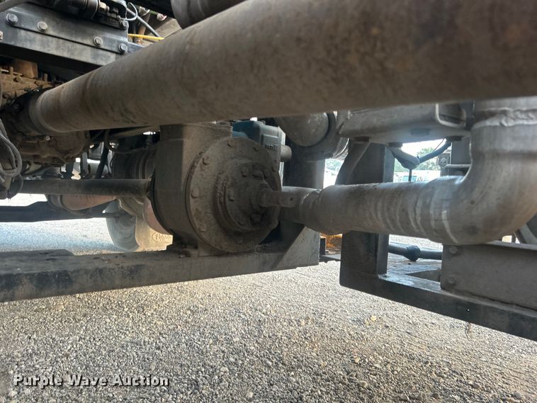 image for item EG0810 2010 Peterbilt  386 semi truck