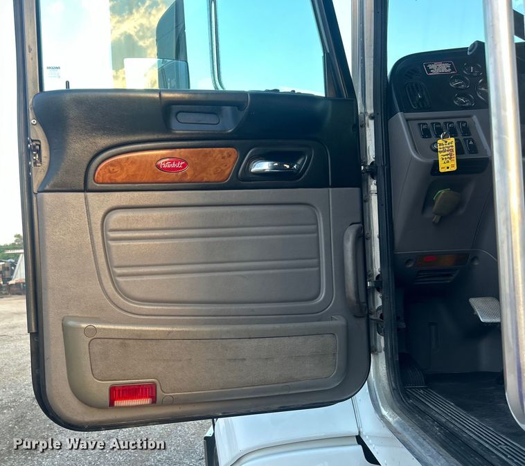 image for item EG0810 2010 Peterbilt  386 semi truck