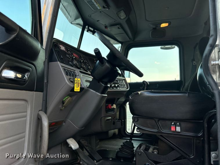 image for item EG0810 2010 Peterbilt  386 semi truck