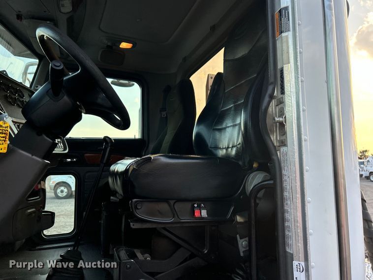 image for item EG0810 2010 Peterbilt  386 semi truck