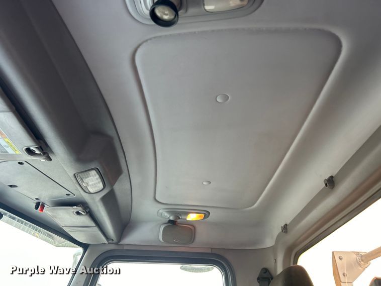 image for item EG0810 2010 Peterbilt  386 semi truck