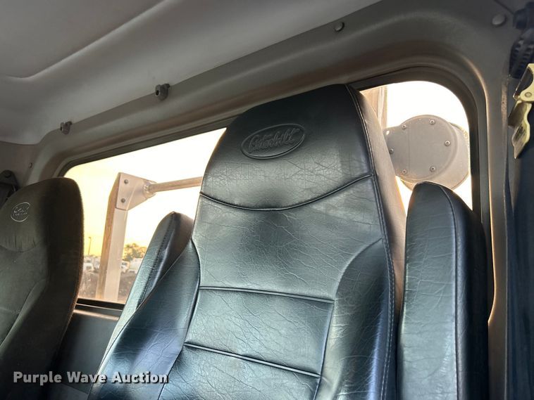 image for item EG0810 2010 Peterbilt  386 semi truck