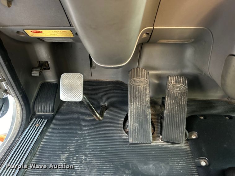 image for item EG0810 2010 Peterbilt  386 semi truck