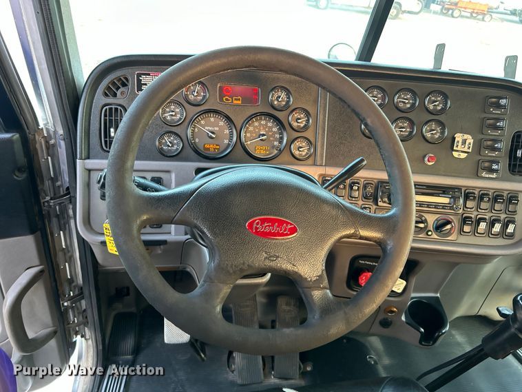 image for item EG0810 2010 Peterbilt  386 semi truck