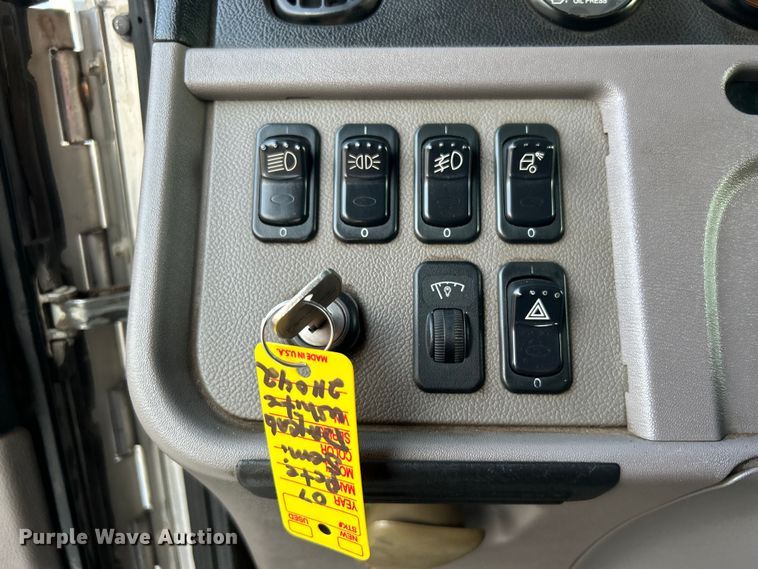 image for item EG0810 2010 Peterbilt  386 semi truck